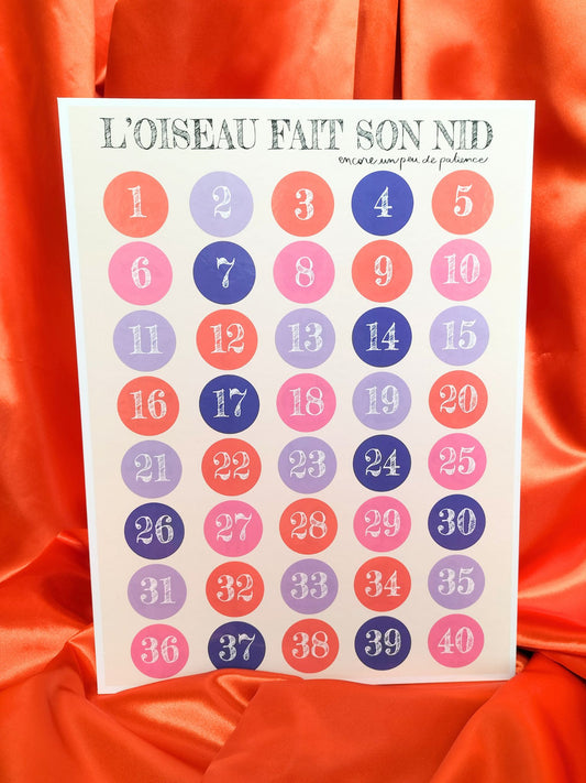 affiche avec des numéros sur un fond rouge